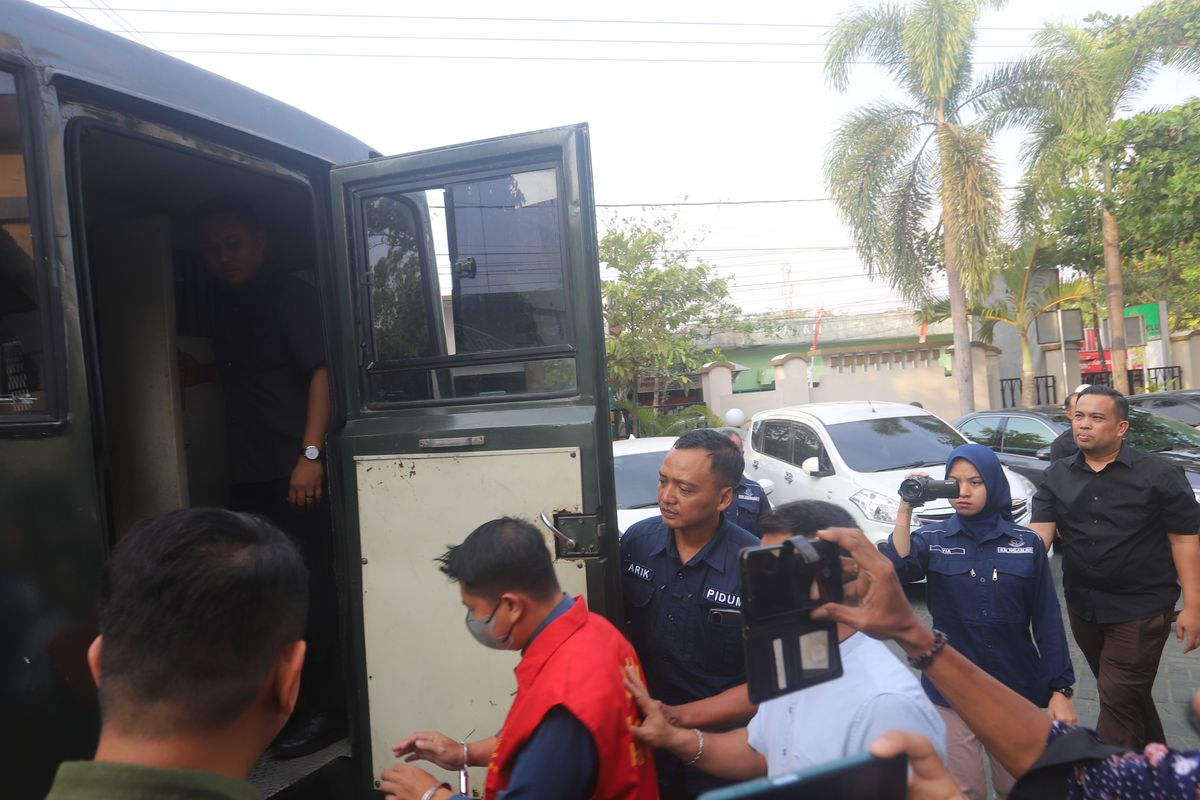 Kepala Desa Gemenggeng, BPS (35), diamankan untuk selanjutnya ditahan di Rutan Kelas IIB Nganjuk, Kamis (16/11/2023). Doc: Kejari Nganjuk