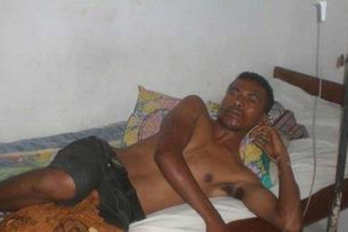 Yasintus Siki (28) saat menjalani perawatan secara intensif di RSUD Kefamenanu, karena diduga kuat dianiaya.