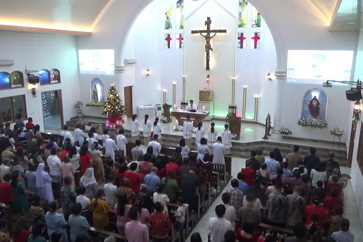 Misa Malam Natal di Gereja Katolik Paroki Santo Mikael, Kota Palopo, Sulawesi Selatan, Minggu (24/12/2023) malam, berlangsung dengan penuh khidmat.