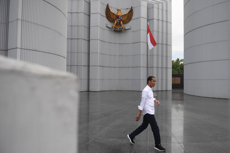 Calon Presiden Joko Widodo (tengah) menghadiri deklarasi Alumni Jabar Ngahiji di Monumen Perjuangan Kota Bandung, Jawa Barat, Minggu (10/3/2019). Deklarasi untuk mendukung capres nomor urut 01 itu mengangkat tema ayo bung satu kembali.