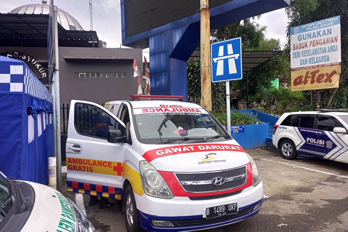 Mobil ambulans berstiker Partai Nasdem melawan arus lalu lintas di Jalur Puncak Bogor, Jawa Barat, Jumat (23/12/2022).