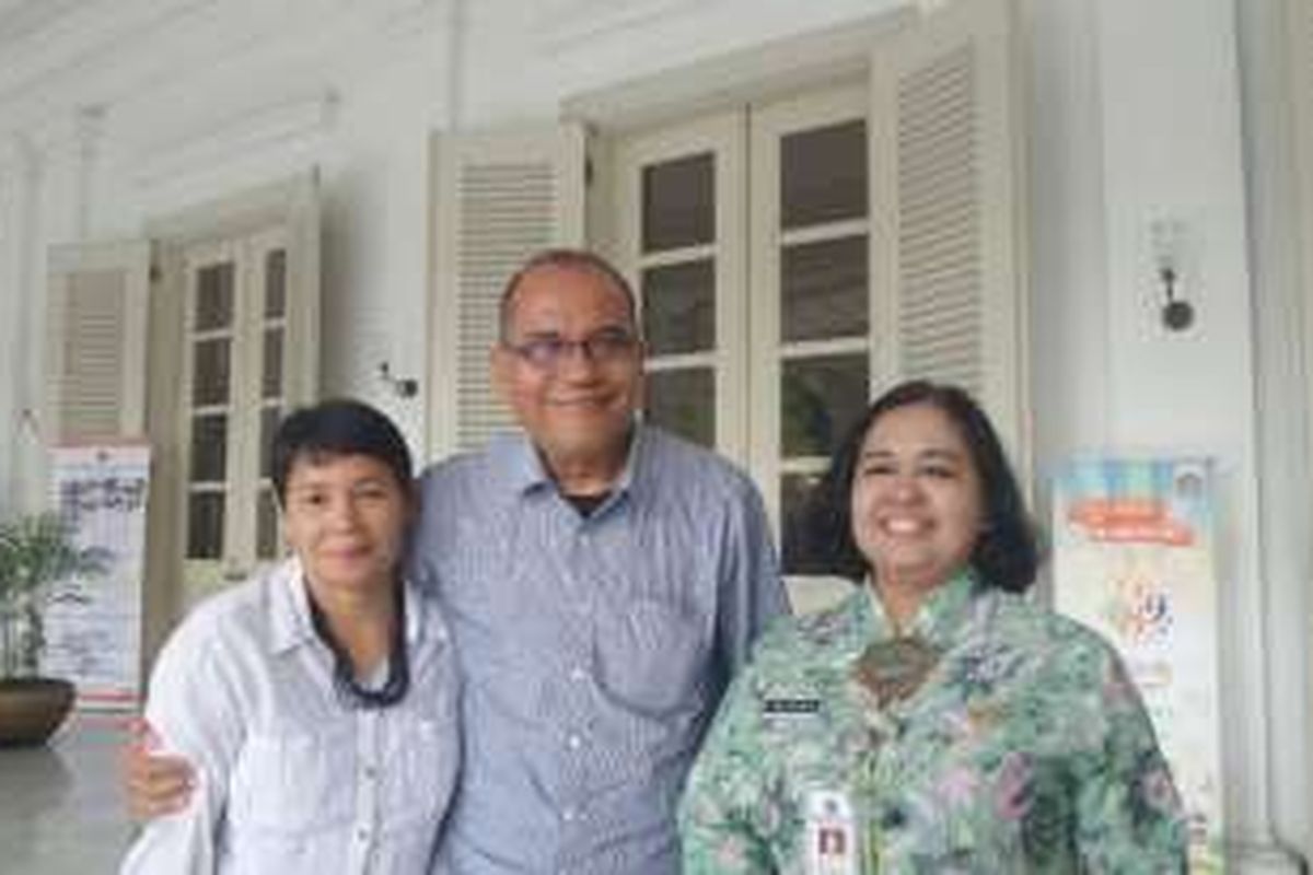 Kepala BPAD DKI Tinia Budianti (kanan) bersama keluarga sastrawan Sitor Situmorang di Balai Kota DKI Jakarta, Jalan Medan Merdeka Selatan, Jumat (2/9/2016). 