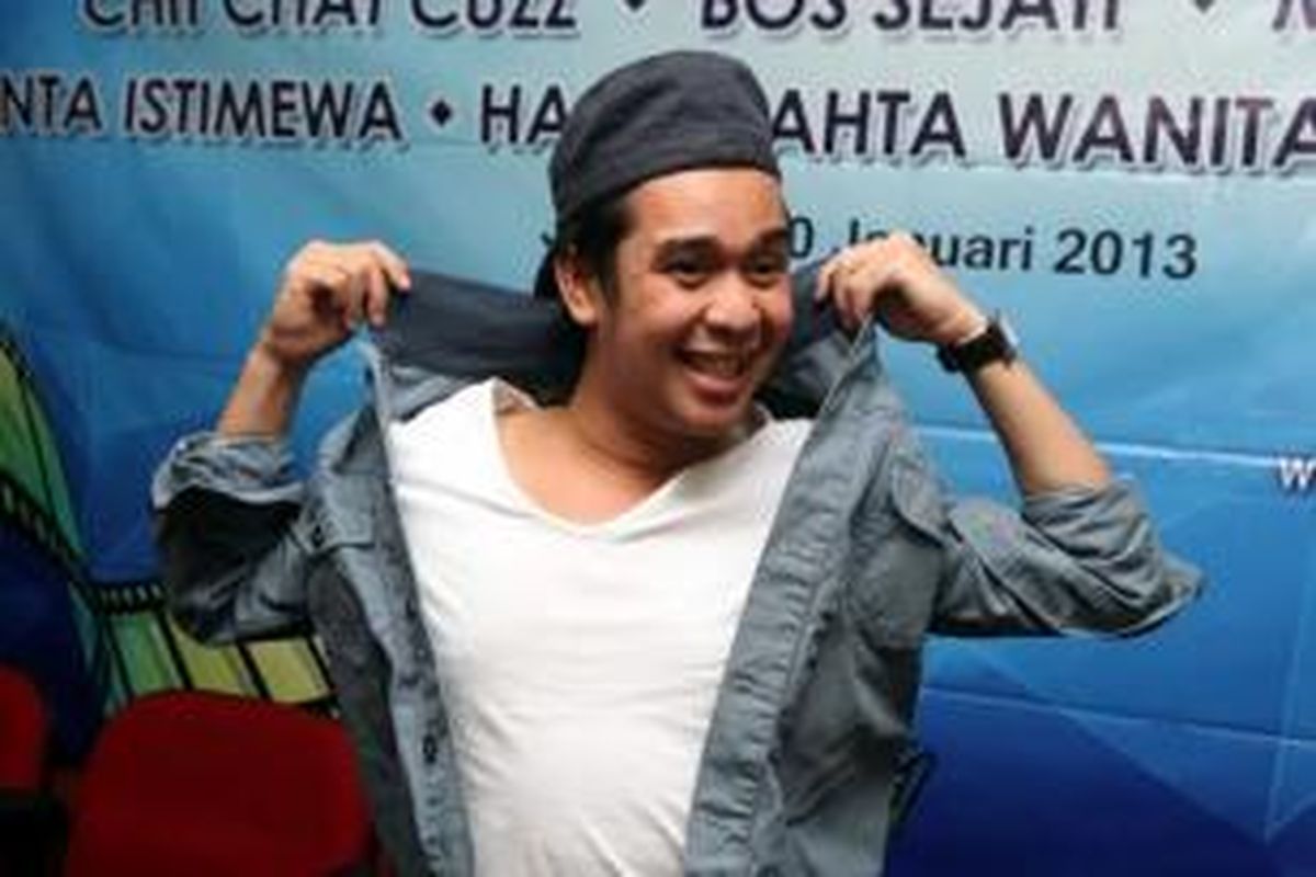 Artis komedi Yoga Syahputra alias Olga Syahputra menghadiri jumpa pers terkait program baru dari TransTV di Gedung TransTV, Jalan Tendean, Jakarta Selatan, Rabu (30/1/2013).