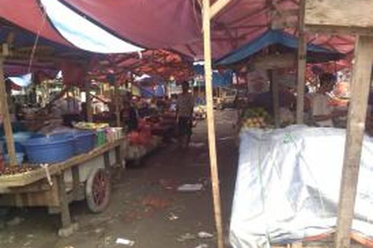 Penjual dan pembeli di lokasi binaan PKL di Pasar Minggu, Kamis (1/8/2013), sama-sama sepi. Pedagang pun terpaksa menjajakan jualannya ke luar dari lokasi binaan agar laku terjual.