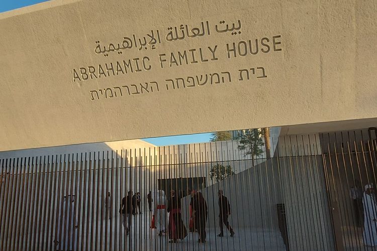 Abrahamic Family House atau Rumah Keluarga Abraham. Bertempat di Abu Dhabi, persisnya di wilayah Budaya Saadiyat Cultural District.