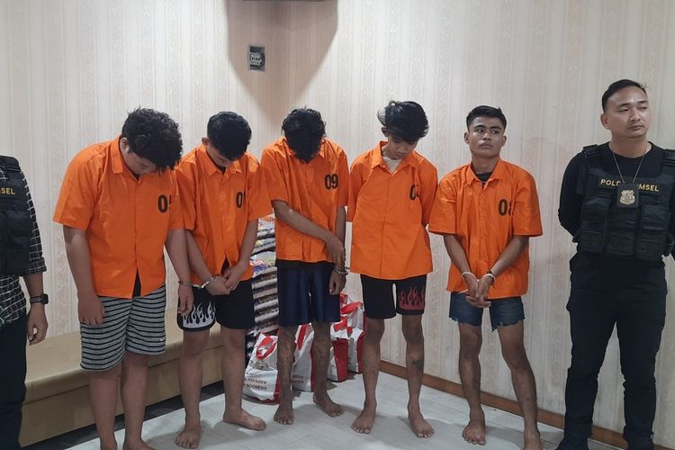 Lima pelaku perampokan terhadap ojol di Palembang, dengan modus prostitusi online.