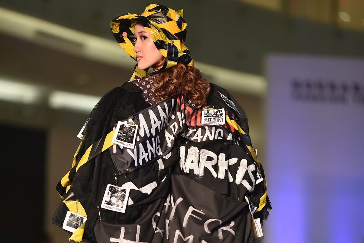 Hasil karya busana dari Desainer fashion asal Malang, Mutiara Syarif yang dibuat dari berbagai spanduk Usut Tuntas Tragedi Kanjuruhan dalam kompetisi Fashion Upcycling pada Sabtu (12/11/2022) di Ciputra Mal Surabaya. 