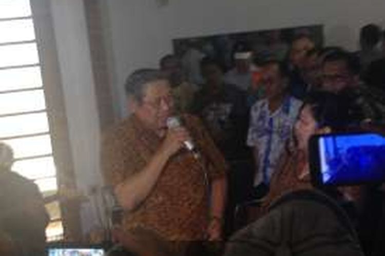 Susilo Bambang Yudhoyono bernyanyi lagu menghibur warga di Semarang. Salah satu lagi didendangkan untuk Ani.