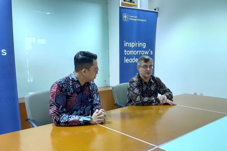 Duta Besar Ukraina untuk Indonesia, Vasyl Hamianin saat menemui wartawan usai acara Ambassadorial Lecture yang bertajuk The Ukrainian Questions in Global Politics di Universitas Islam Indonesia (UII), Senin (18/7/2022).