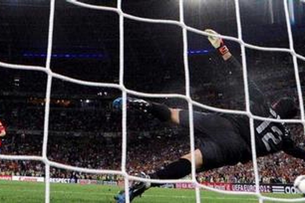 Gelandang Spanyol, Cesc Fabregas (kiri), mencetak gol adu penalti ke gawang kiper Portugal Rui Patricio, sekaligus memastikan kemenangan timnya 4-2 di Stadion Donbass Arena, Donetsk, Rabu (27/6/2012).