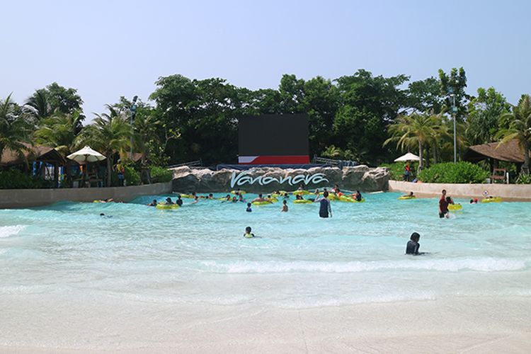 Coconut Beach merupakan salah satu kolam renang yang ada di taman rekreasi air di Vana Nava Hua Hin, Thailand. Kolam renang plus ombak ini berukuran 1.600 meter persegi dan memiliki pinggiran berupa pasir yang mirip di pantai.