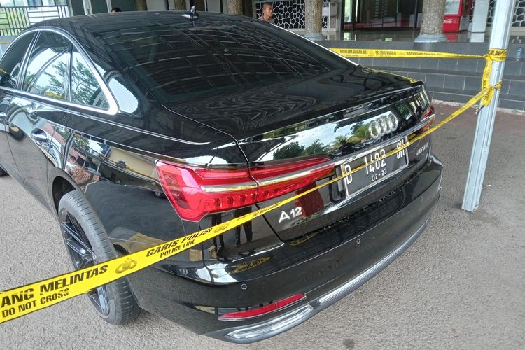 Penampakan mobil sedan Audi A6 yang diduga terlibat dalam peristiwa tabrak lari yang menewaskan seorang mahasiswa Cianjur, Jawa Barat.