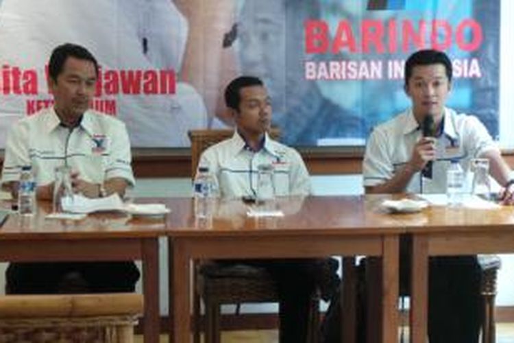 Mantan atlet bulutangkis Taufik Hidayat (kanan) bergabung dengan ormas Barindo, Kamis (31/10/2013).
