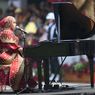 Gigi Putri Ariani Terbentur Mikrofon Saat Nyanyikan Rungkad di Istana Merdeka