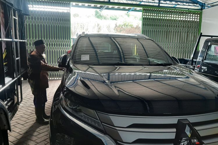 Mbah Kerto, miliarder asal Desa Ranupane, Kecamatan Senduro, Kabupaten Lumajang, Jawa Timur, saat menuju mobilnya, Jumat (1/7/2022)