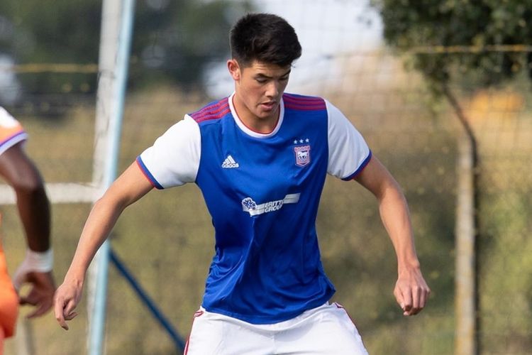 Elkan Baggott saat tampil membela Ipswich Town U-18.