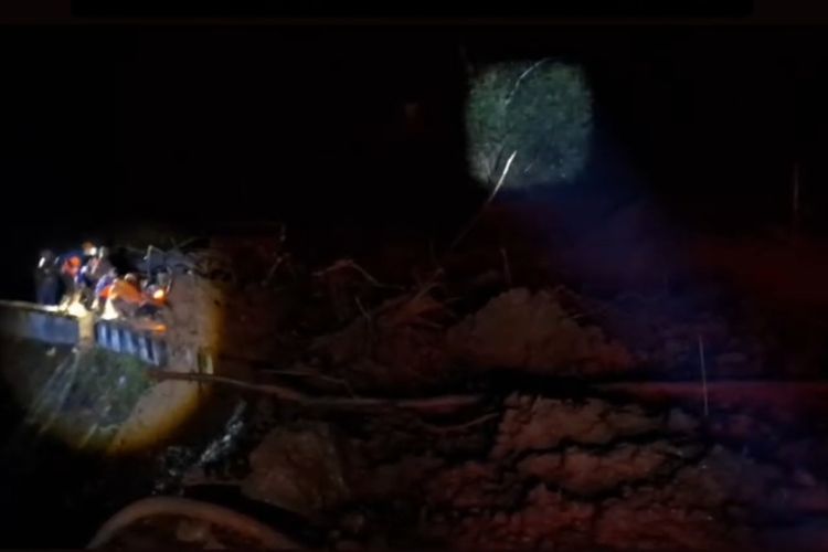 Musibah longsor terjadi dua kali di jalan raya Sindang Agung Kecamatan Cikijing Kabupaten Majalengka Jawa Barat pada Minggu (11/5/2025) malam. dua pengendara motor terdampak dan beruntung selamat.