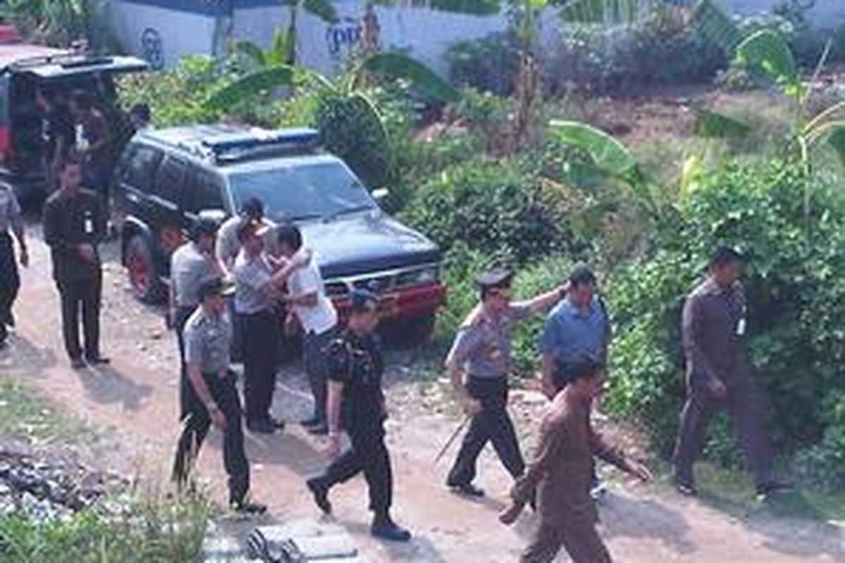 Kapolri Jenderal Polisi Bambang Hendarso Danuri mengunjungi lokasi penggerebekan teroris di Jl Semanggi II, RT 2/3, Kelurahan Cempaka Putih, Kecamatan Ciputat, Tangerang Selatan, Jumat (9/10). Dua teroris dikabarkan tewas dalam penggerebekan ini.