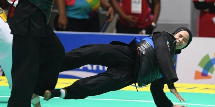 Aksi atlet pencak silat Indonesia, Sarah Tria Monita, pada semifinal nomor 55-60 kg, 26 Agustus 2018. 
