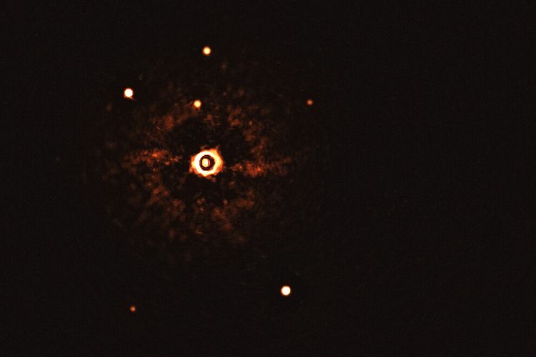 Gambar ini, ditangkap oleh instrumen SPHERE pada Very Large Telescope ESO, menunjukkan bintang TYC 8998-760-1 disertai oleh dua exoplanet raksasa, TYC 8998-760-1b dan TYC 8998-760-1c. Ini pertama kalinya astronom mengamati secara langsung lebih dari satu planet yang mengorbit bintang yang mirip dengan Matahari di tata surya kita.