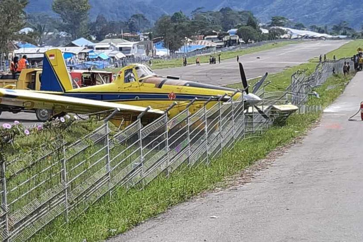 Kondisi pesawat menabrak pagar landasan pacu bandara, Selasa (9/6/2020).