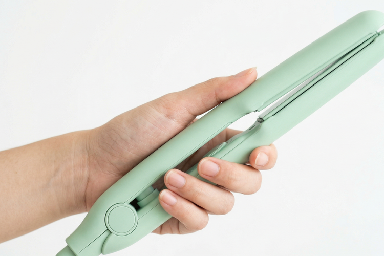 Jangan Sepelekan, Catokan Kotor Bisa Membuat Rambut Rusak karena Karatan