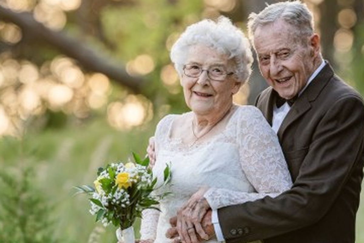 Marvin dan Lucille Stone, merayakan ulang tahun pernikahan mereka yang ke-60 dengan sesi foto menggunakan pakaian pernikahan asli mereka.