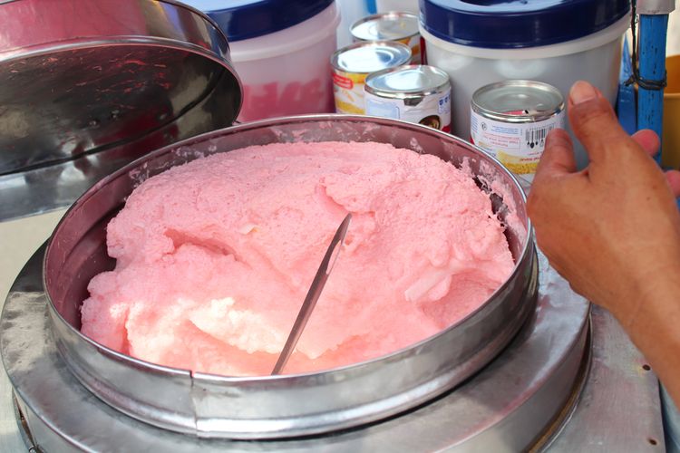 Ilustrasi es puter warna merah muda untuk dibikin es doger. 