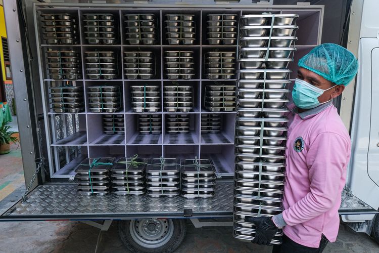 Petugas SPPG menurunkan ompreng makan bergizi gratis dari atas mobil di SDN 2 Kendari, Sulawesi Tenggara, Jumat (19/9/2025). Dinas Pendidikan Kota Kendari mencatat per 16 September 2025 sebanyak 23.613 pelajar telah menerima Makan Bergizi Gratis (MBG) di wilayah itu yang tersebar pada 24 TK dan PAUD, 38 Sekolah Dasar dan 13 Sekolah Menengah Pertama. ANTARA FOTO/Andry Denisah/foc.