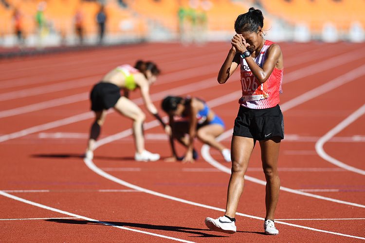 Pelari Indonesia Odekta Elvina Naibaho beraksi setelah menyelesaikan Lomba Lari 10.000 Meter Putri SEA Games ke-30 di Stadion Atletik New Clark, Filipina, Minggu (8/12/2019). Odekta Elvina Naibaho berhasil mencapai finis urutan ketiga dengan catatan waktu 36 menit 42,28 detik sehingga meraih medali perunggu.