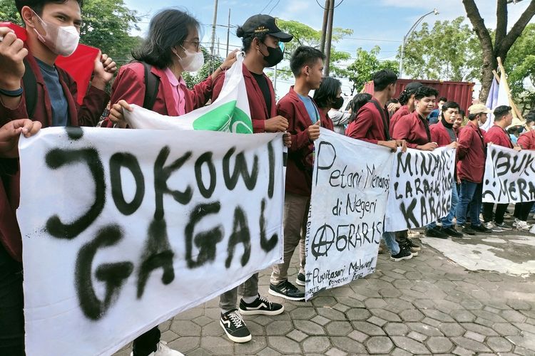 Unjuk Rasa Ratusan Mahasiswa di DPRD Kota Solo, tentang kelangkaan minyak goreng dipasaran, Jumat (1/4/2022)