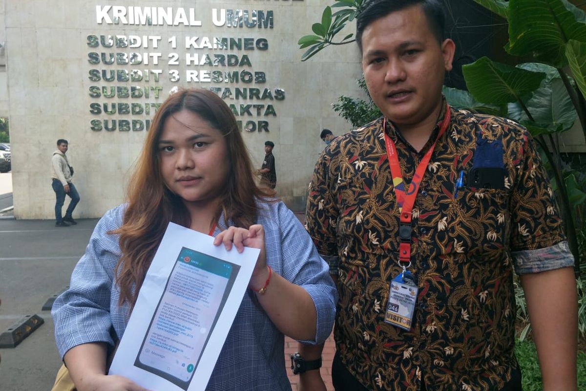 Kuasa Hukum Pelapor 9 Hakim Konstitusi dan 2 Panitera terkait Kasus Perubahan Substansi Putusan, Leoan Maulana dan Angela Foekh disela-sela pemeriksaan di Mapolda Metro Jaya, Jumat (10/2/2023). 