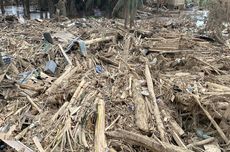 Rem Blong, Truk Angkut Kayu Tabrak 2 Rumah dan Pemotor di Lumajang, 1 Tewas 4 Luka