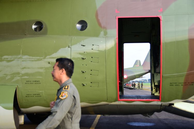 crew pesawat menunggu kesiapan penerjun sebelum memasuki pesawat. Sebanyak 50 penerjun melakukan atraksi terjun payung di Hari Ulang Tahun (HUT) Tentara Nasional Indoensia (TNI) Angkatan Udara (AU)