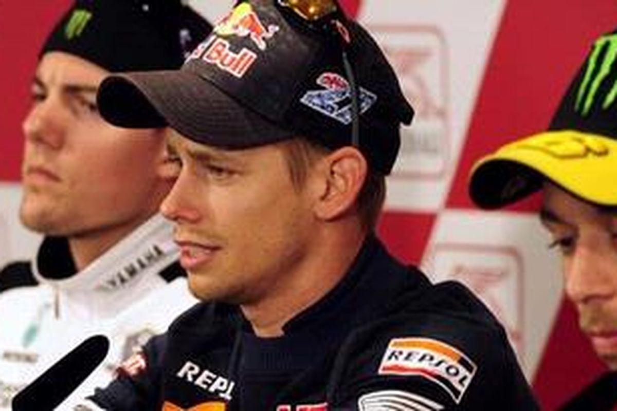 Pebalap Repsol Honda, Casey Stoner (tengah), bersama pebalap Ducati, Valentino Rossi (kanan), dan pebalap Yamaha, Ben Spies, dalam jumpa pers jelang GP Valencia.