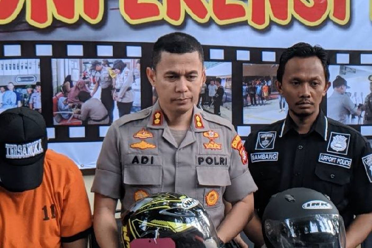 Kapolres Bandara Soekarno-Hatta, AKBP Adi Ferdian memegang barang bukti kasus pencurian helm di Bandara Soekarno-Hatta, Jumat (27/12/2019)