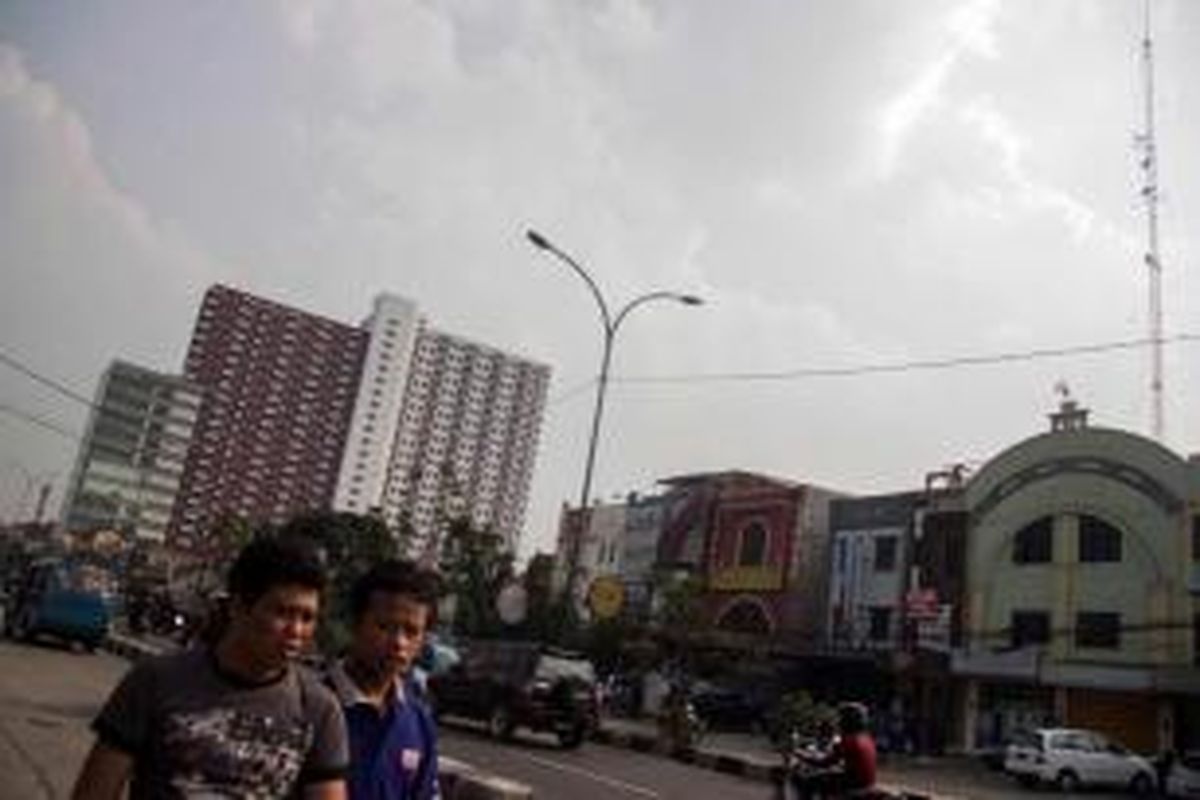 Jalan Margonda Raya, Depok, Jawa Barat, Rabu (9/10/2013). Jalan utama di kota ini tidak memiliki ruang hijau. Kondisi diperparah dengan kemacetan lalu lintas yang sering terjadi.