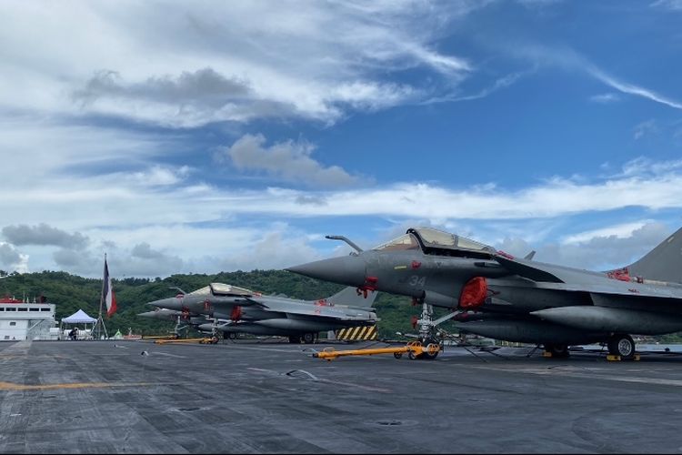 Jet tempur Rafale di dek penerbangan Charles De Gaulle R91 yang sandar di Pelabuhan Gili Mas, Lombok, NTB, Selasa (28/1/2025).