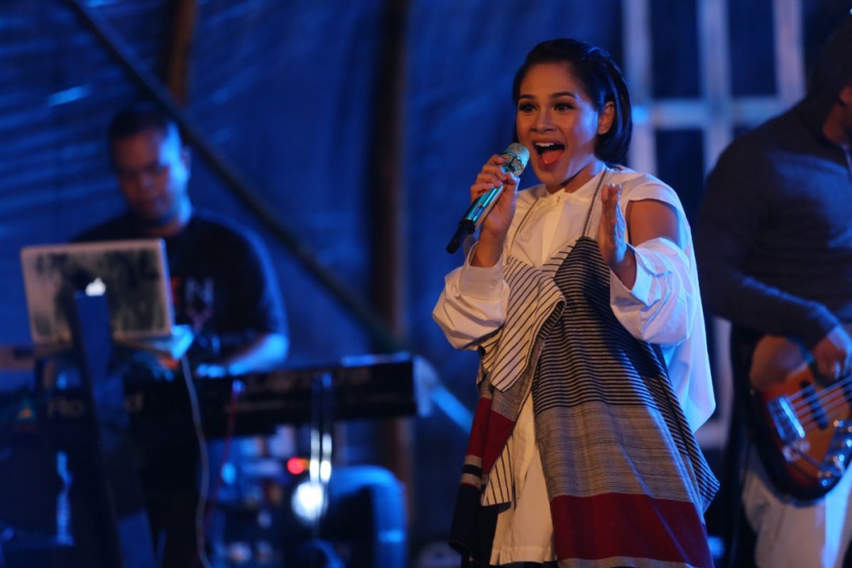 Andien tampil dalam Kulon Progo Festival 2017 hari pertama, Jumat (24/11/2017), di Bendung Khayangan, Yogyakarta.