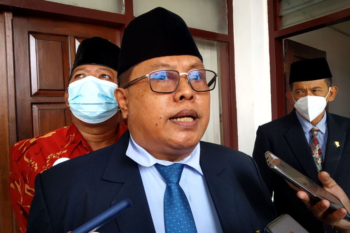 Wali Kota Blitar Santoso menjawab wartawan di Kantor DPRD setempat, Senin (23/5/2022)