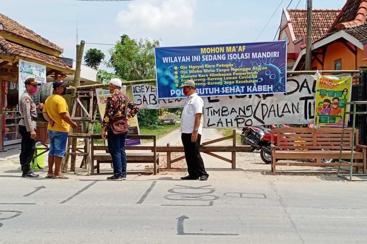 Suasana karantina mandiri di Dusun Krajan, Desa Panunggalan, Kecamatan Pulokulon, Kabupaten Grobogan, Jawa Tengah, Kamis (16/4/2020).