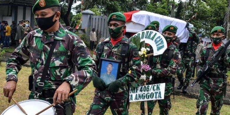 Pemakaman Pratu Anumerta Ginanjar Arianda di Taman Makam Pahlawan Kusuma Bangsa, Kota Banjar, Jawa Barat, Rabu (17/02). Ia tewas dalam kontak tembak dengan kelompok bersenjata di Intan Jaya, Papua, (15/02).