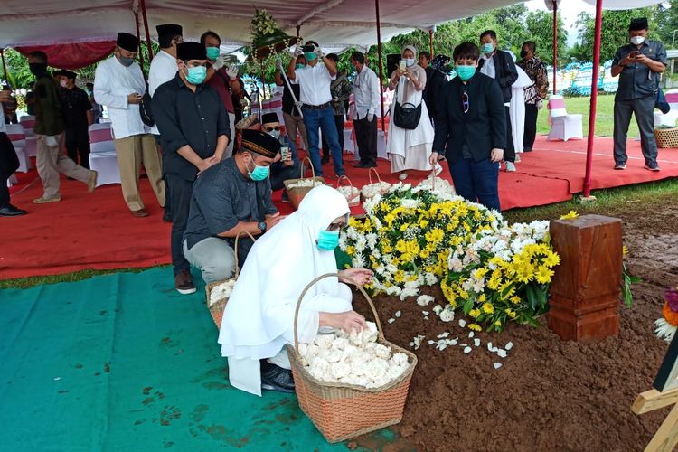 Bob Hasan dimakamkan dengan tata cara upacara militer di komplek makam keluarga Jenderal Gatot Subroto