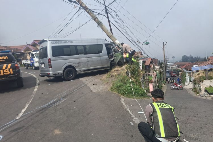 Hiace Blong Hantam 3 Mobil di Jalur Bromo, 9 Orang Luka-luka