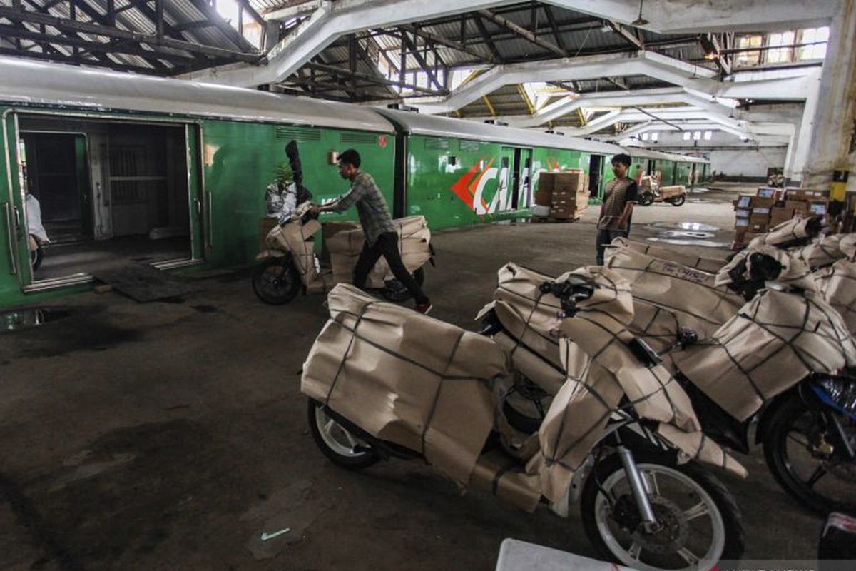 Pekerja menata motor ke dalam gerbong kereta api di Stasiun Jakarta Gudang, Jakarta Utara, Sabtu (15/1/2022). . ANTARA FOTO/Reno Esnir/hp. 