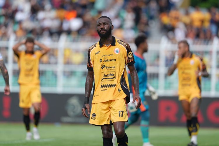 Ekspresi pemain Persija Jakarta, Allano Souza, dalam laga lawan Bhayangkara FC. Pertandingan Super League 2025-2026 Bhayangkara FC vs Persija Jakarta telah bergulir di Stadion Sumpah Pemuda, Lampung, Minggu (5/4/2026).