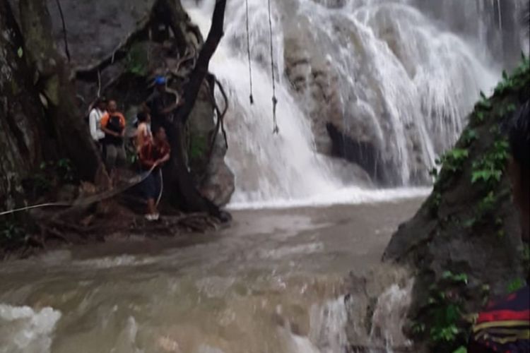 Pencarian mahasiswi asal Sumbawa Barat yang tenggelam saat berwisata di Air Terjun Kalela, Minggu (10/1/2021)