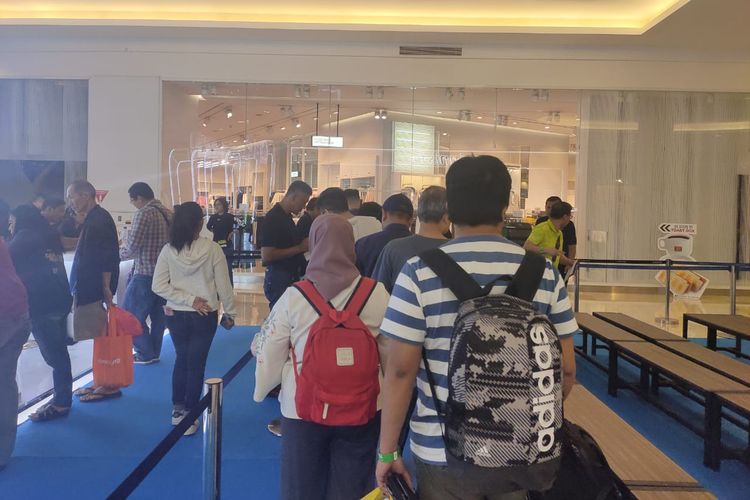 Suasana antrean pengunjung di booth cashback Singapore Airlines BCA Travel Fair 2020, Sabtu (15/2/2020).