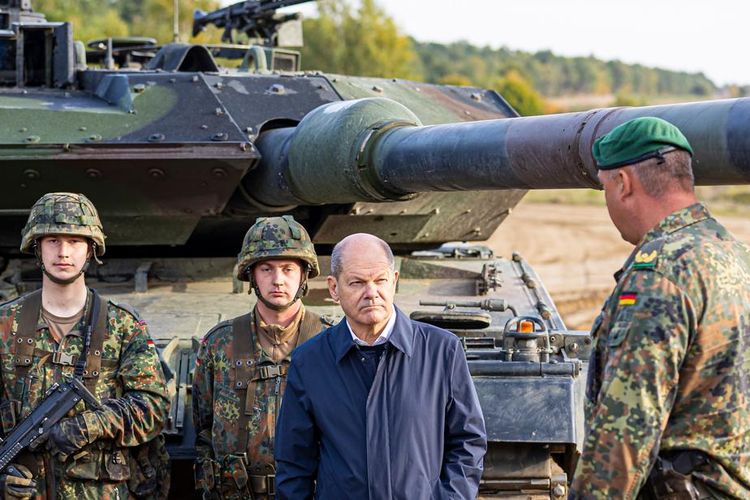 Olaf Scholz menghadiri latihan militer dengan panser tempur Leopard 2 di Jerman utara.