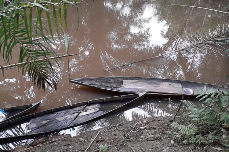 Dua sampan berada di lokasi kejadian Misran (59) diserang buaya. Misran diserang buaya saat akan mengambil jebakan ikan pada Jumat sore (6/9/2019).